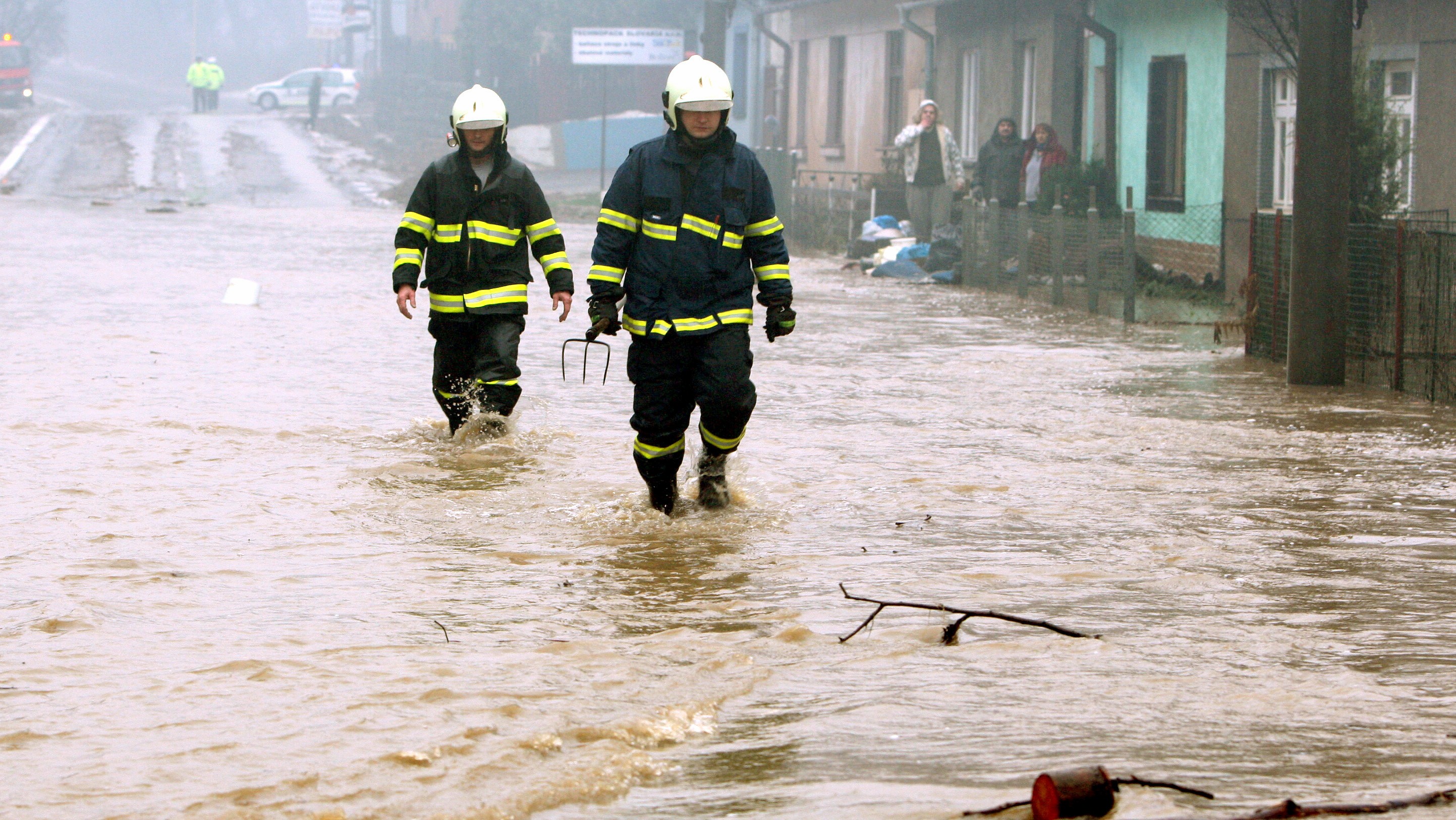 Záplavy_hasiči